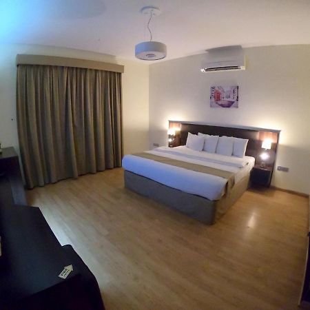Weekend Hotel & Apartments Muskat Bagian luar foto