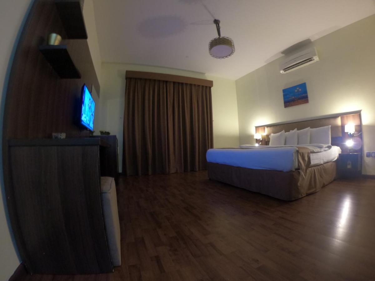 Weekend Hotel & Apartments Muskat Bagian luar foto