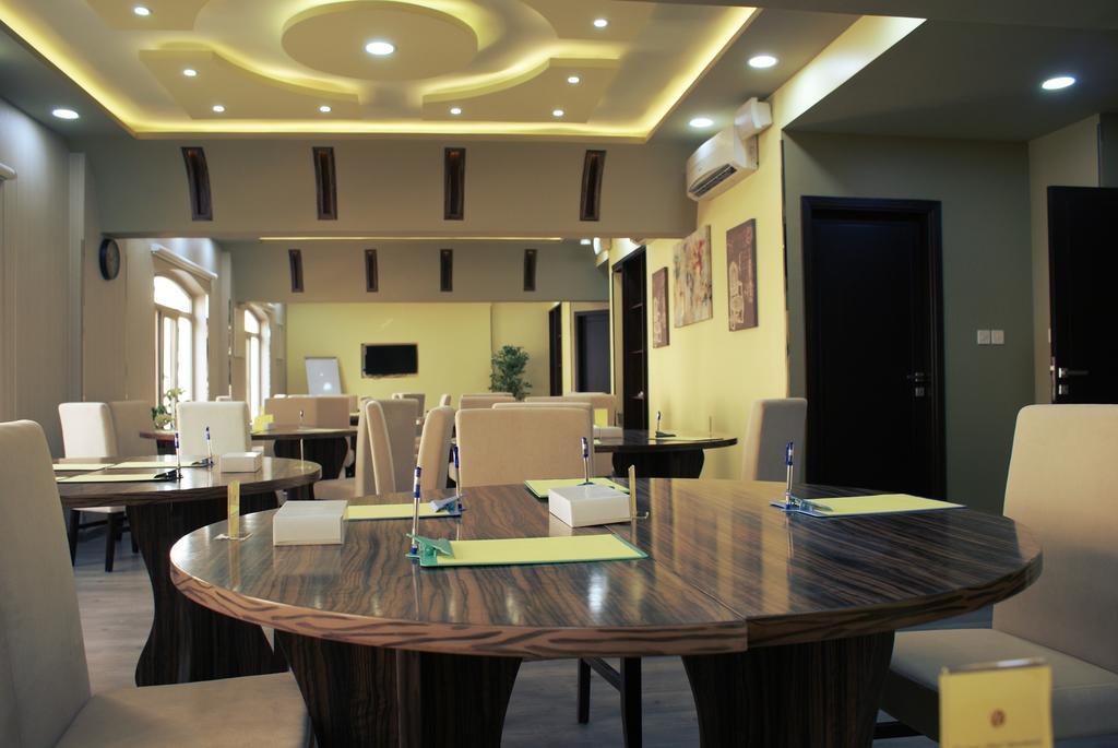 Weekend Hotel & Apartments Muskat Bagian luar foto