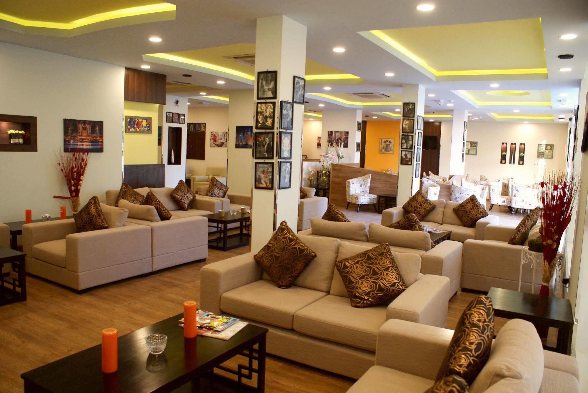 Weekend Hotel & Apartments Muskat Bagian luar foto