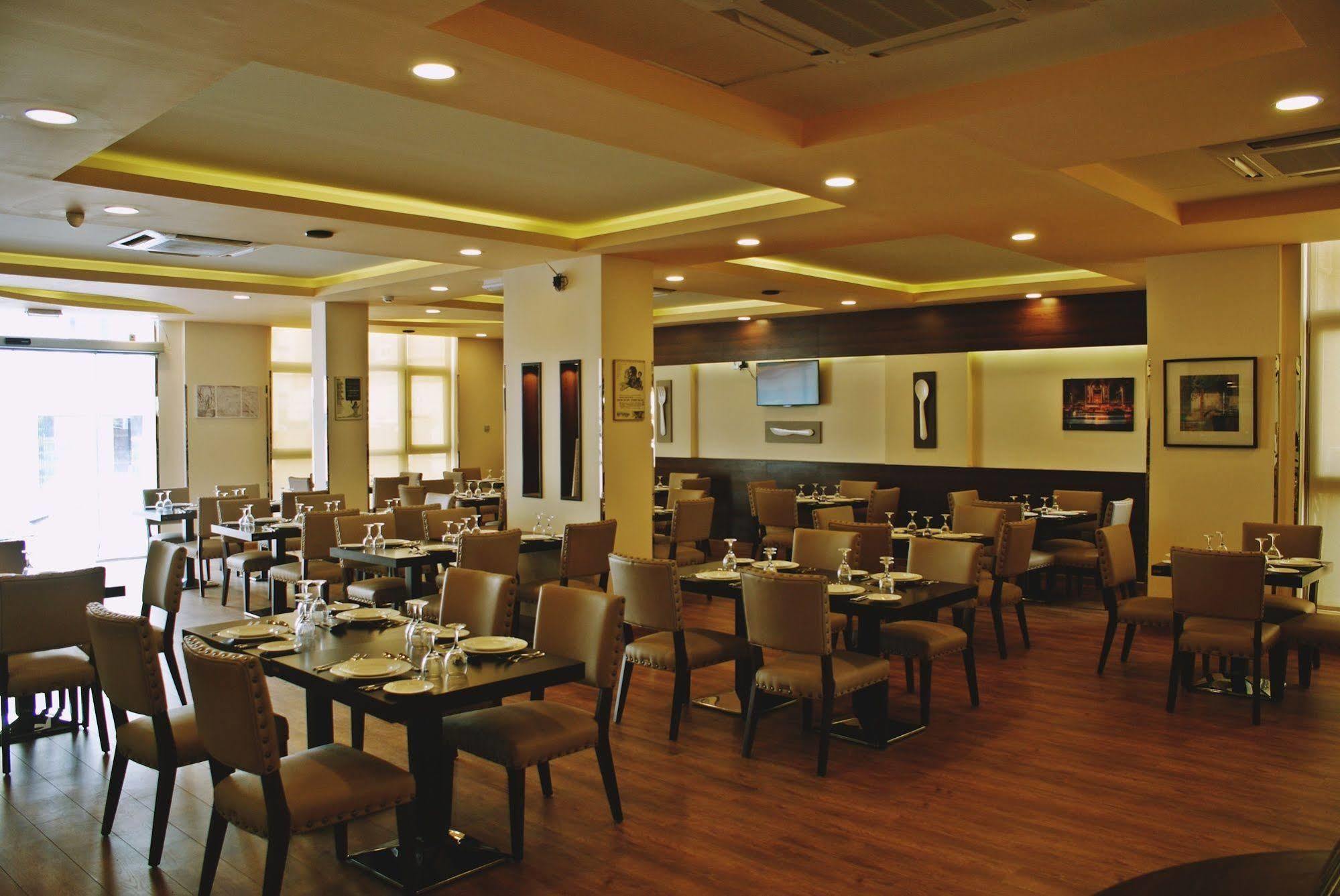 Weekend Hotel & Apartments Muskat Bagian luar foto
