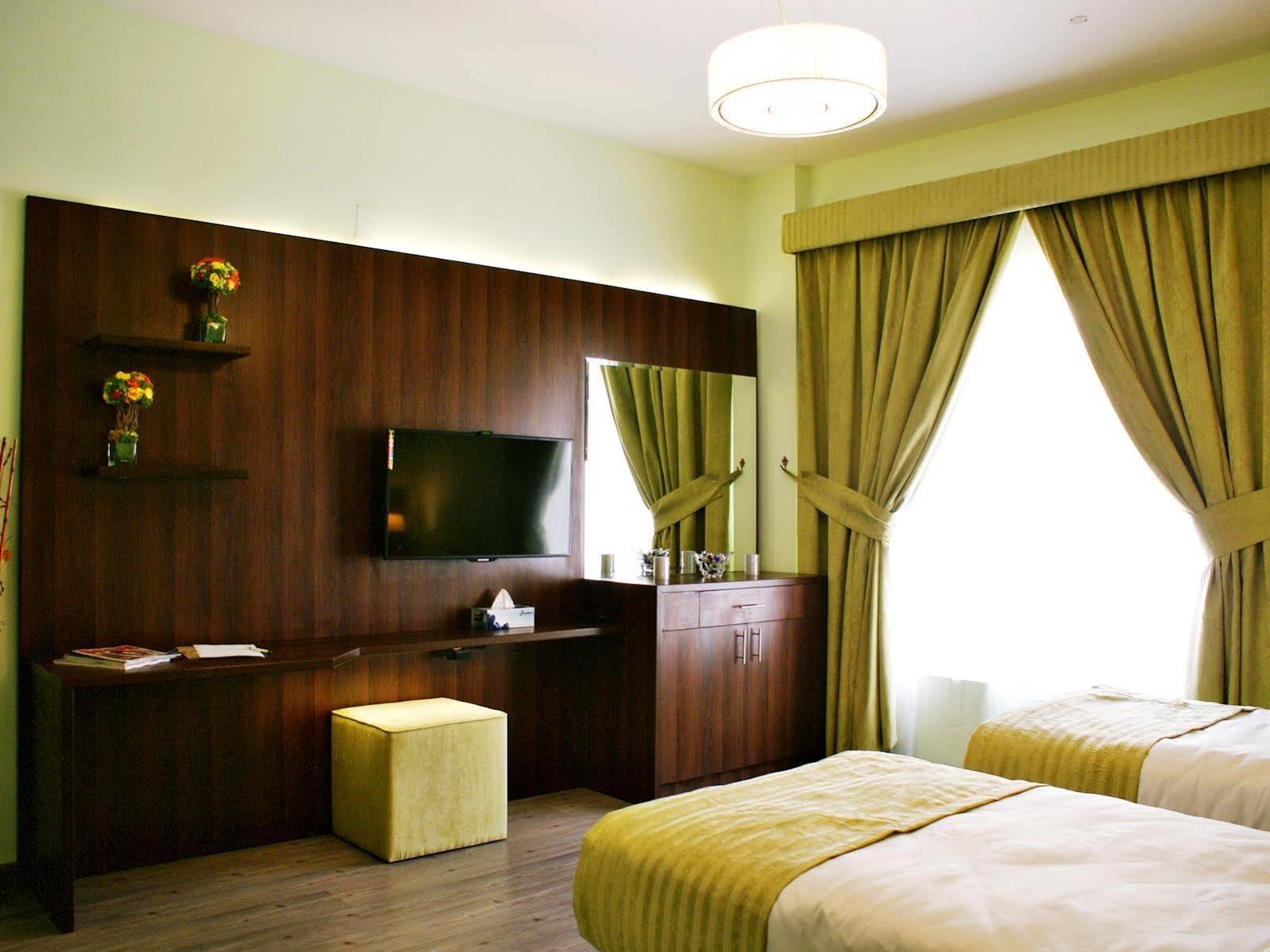 Weekend Hotel & Apartments Muskat Bagian luar foto