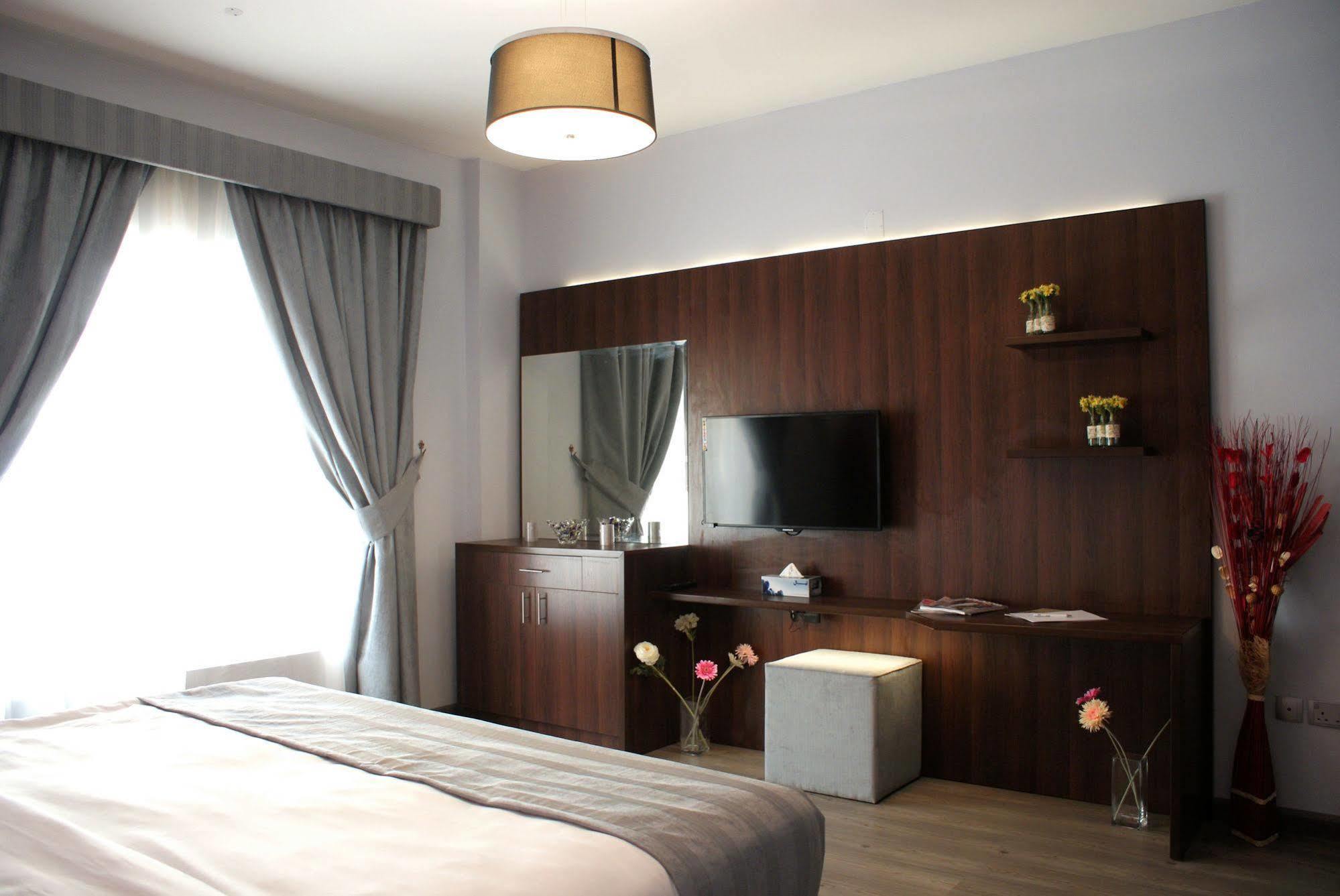 Weekend Hotel & Apartments Muskat Bagian luar foto