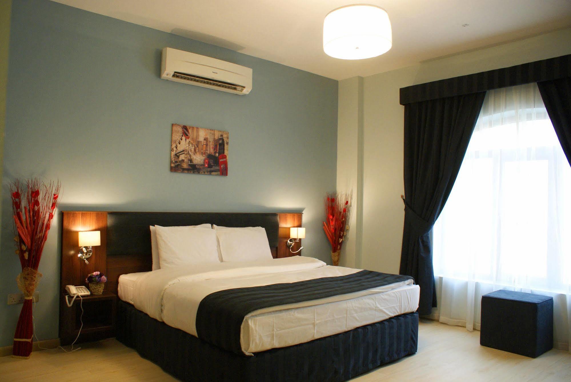 Weekend Hotel & Apartments Muskat Bagian luar foto