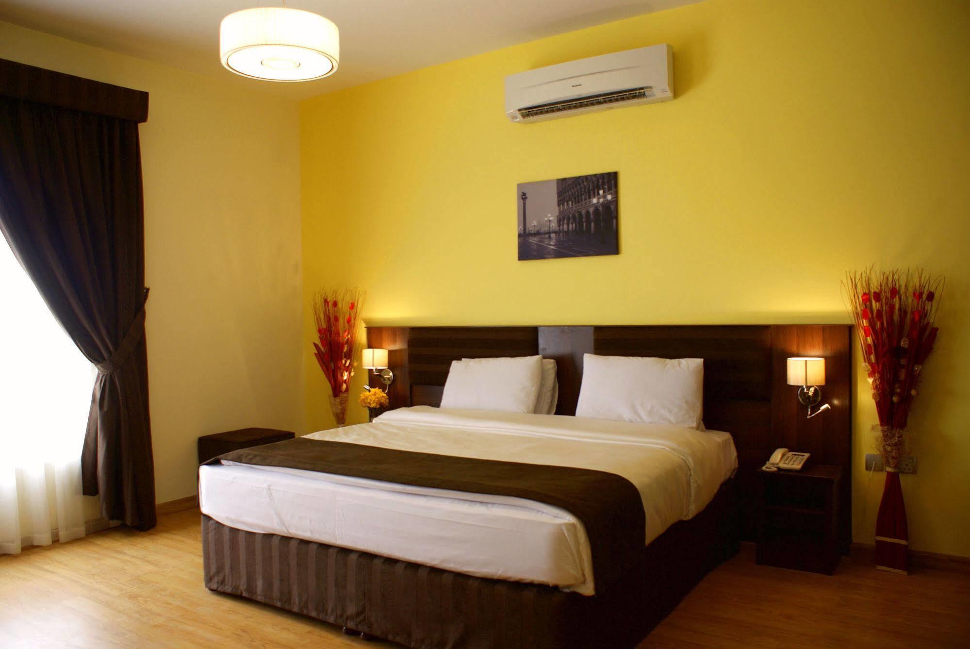 Weekend Hotel & Apartments Muskat Bagian luar foto