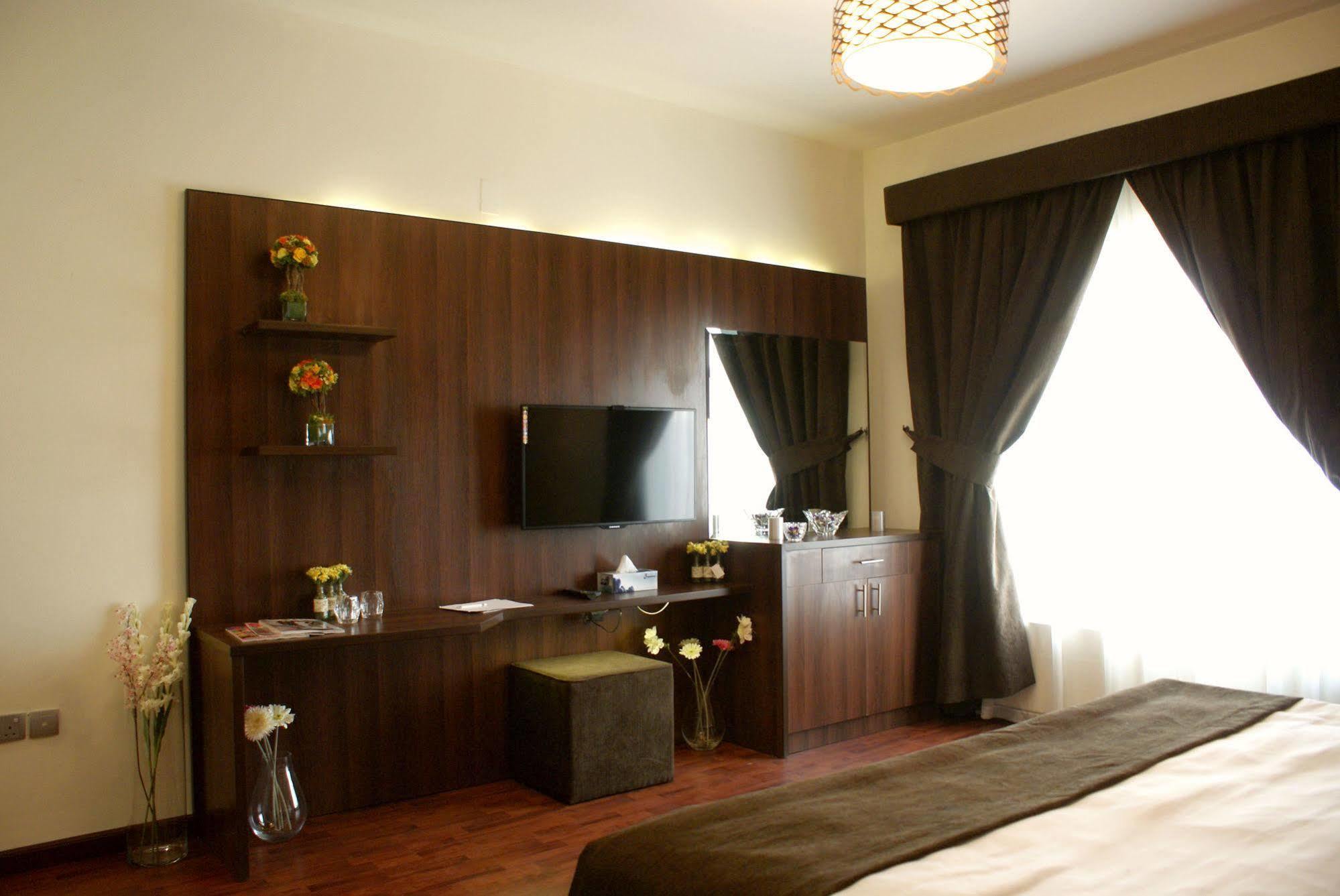 Weekend Hotel & Apartments Muskat Bagian luar foto