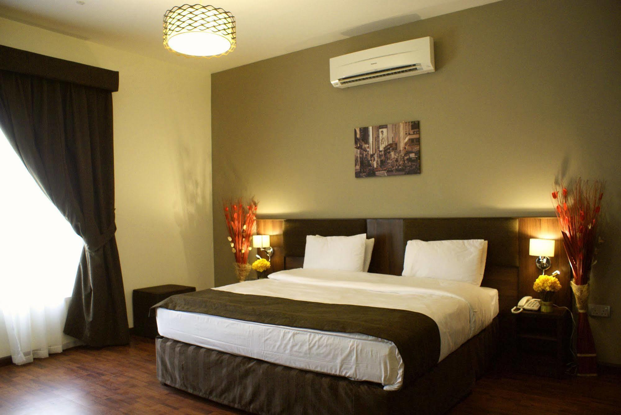 Weekend Hotel & Apartments Muskat Bagian luar foto