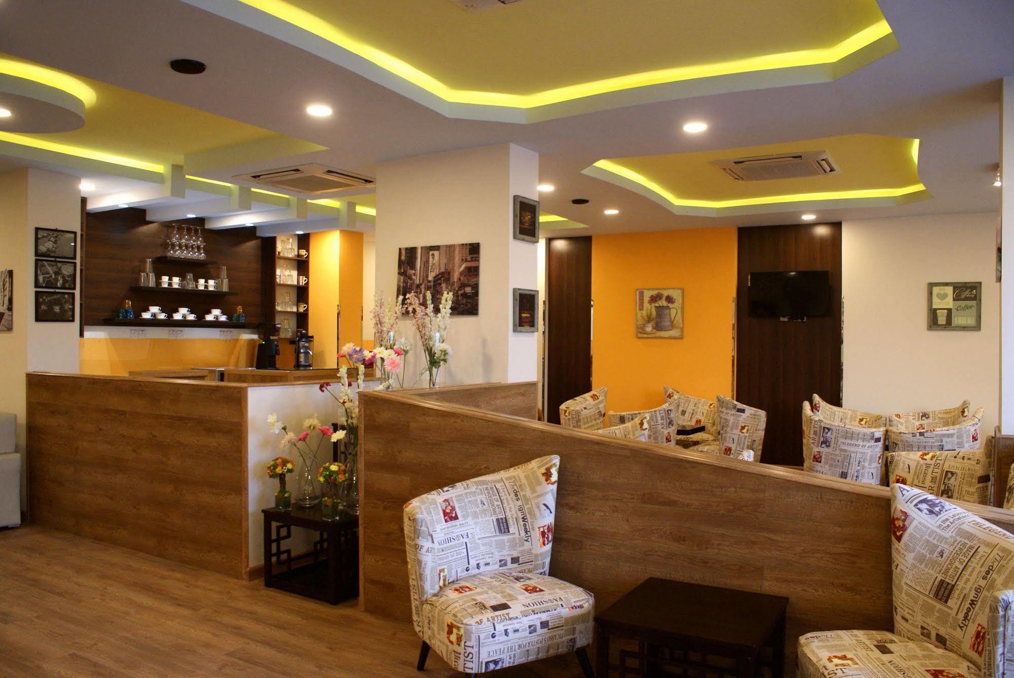 Weekend Hotel & Apartments Muskat Bagian luar foto
