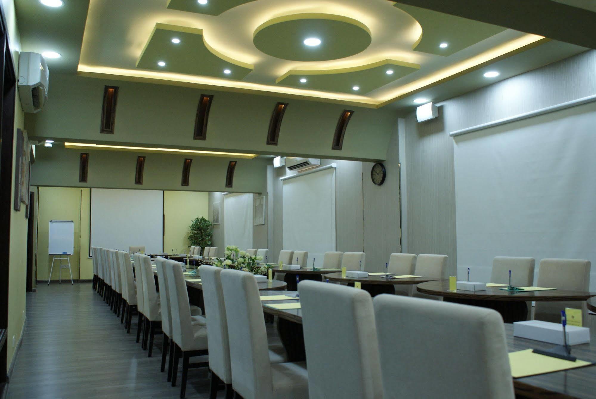 Weekend Hotel & Apartments Muskat Bagian luar foto