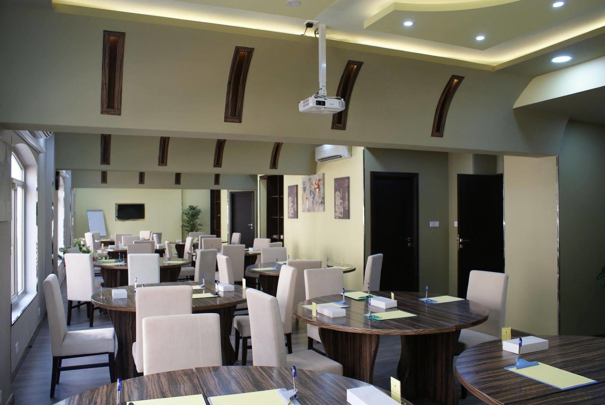 Weekend Hotel & Apartments Muskat Bagian luar foto