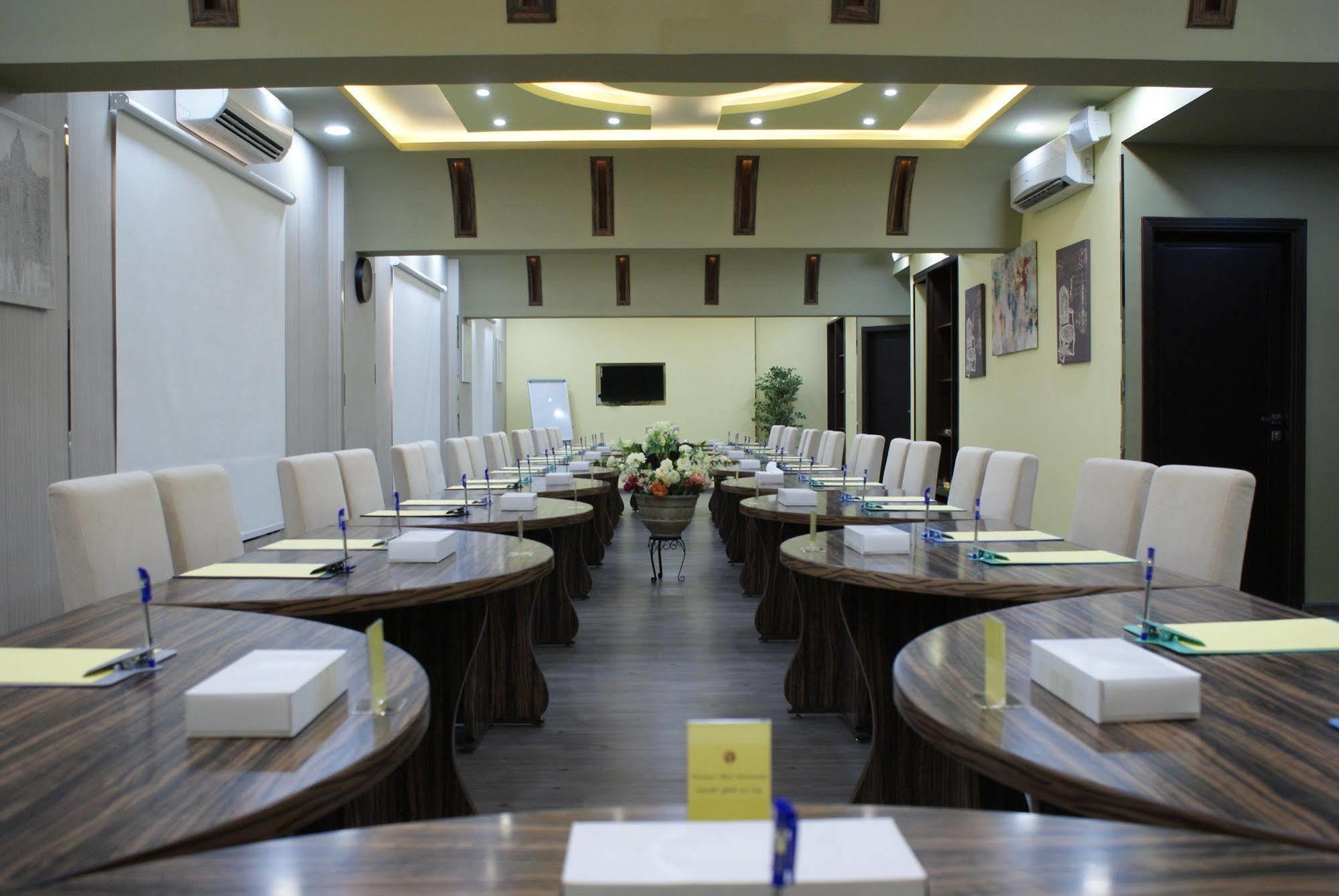 Weekend Hotel & Apartments Muskat Bagian luar foto