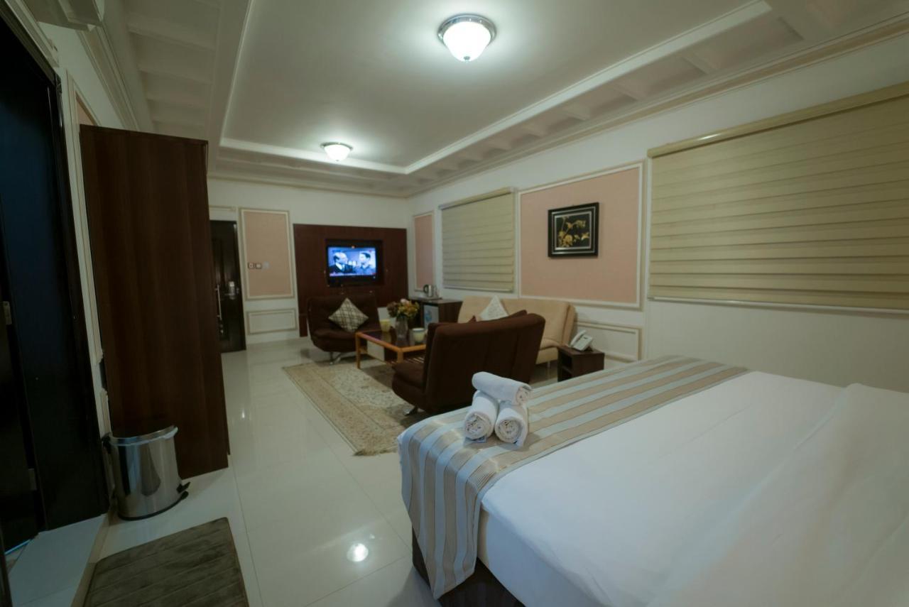 Weekend Hotel & Apartments Muskat Bagian luar foto